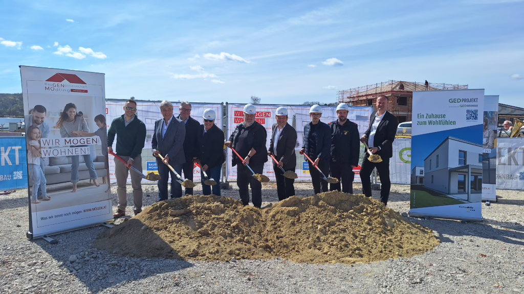 Spatenstich in Traismauer: v.l.n.r.: Alexander Kamper, Hannes Sauer, Robert Weber, Dietmar Geiger, Andreas Holzmann, Herbert Pfeffer, René Stockinger, Manuel Czech, Admir Mehmedovic © GED